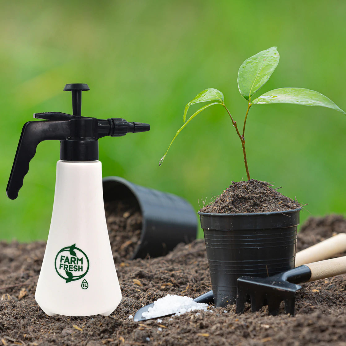 1 LITRE GARDEN SPRAYER USED IN ALL KINDS OF GARDEN AND PARK FOR SPRINKLING AND SHOWERING PURPOSES.